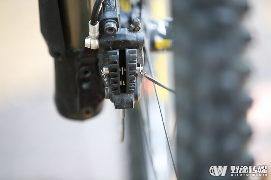 新手刹车顿挫技巧视频,新手上路刹车怎么用没有顿挫感