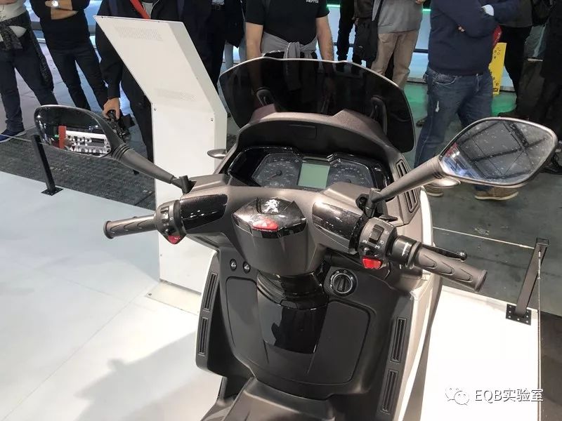 「米兰展独家」弯的电池？可当作充电宝的电池？外国人真会玩！