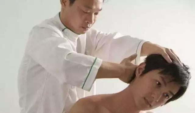 迅速缓解睡觉落枕的三个小方法,一不小心睡了怎么办