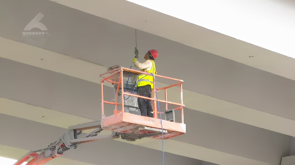 碧鸡路高架桥喷漆让车“穿花衣”？施工方：一周内完成作业，理赔可分标段找负责人