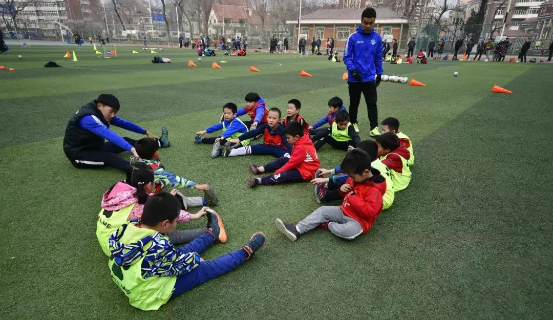 让孩子踢足球有前途吗,教孩子踢足球从哪些步骤开始教