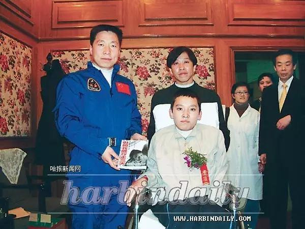 从小患肌无力，六年写一本书感动世界，马云也为他的书写序站台