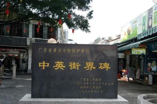 城市分界线内“宰客”，现成为卖假货的街道，游客谨慎选择