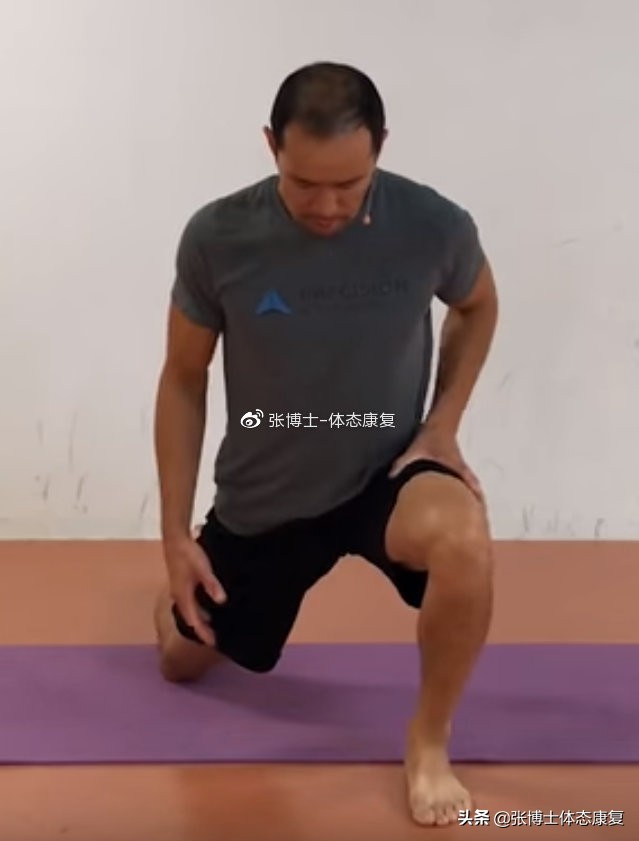 深蹲腰背挺不直什么原因,深蹲腰不直立是怎么练