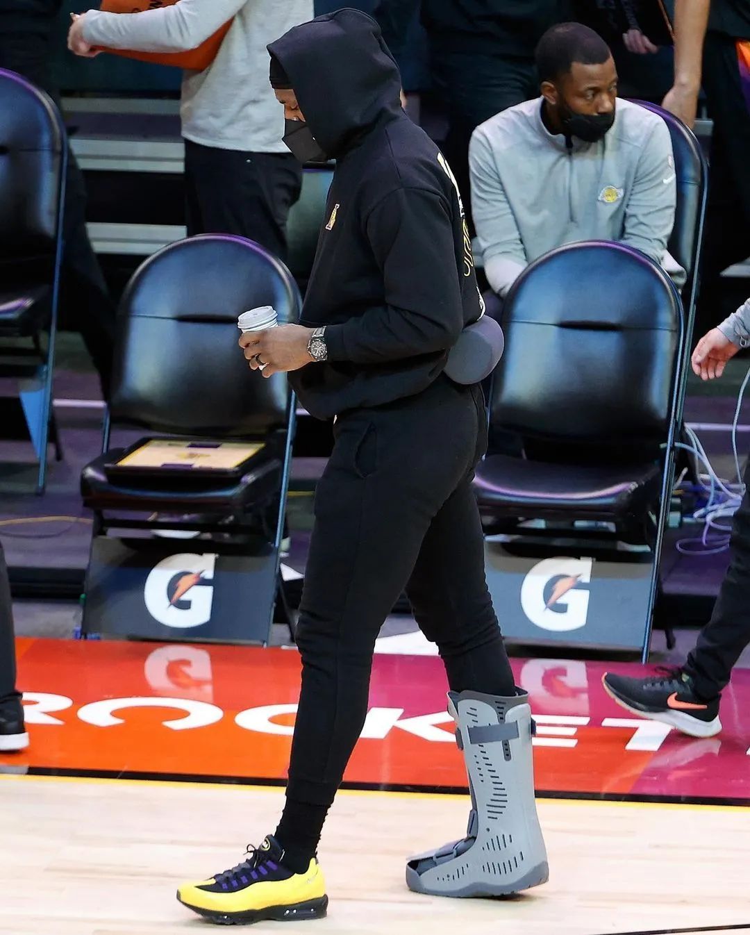 心疼!詹姆斯穿上厚重的护靴!湖人放弃场均5.4分3.2板中锋