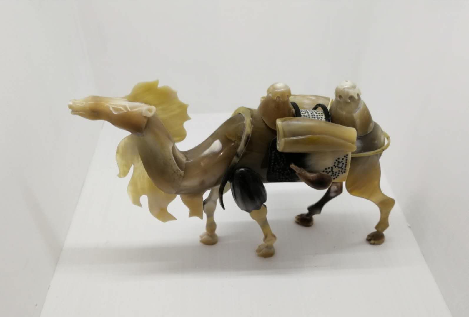 你见过内蒙古牛角雕吗？纯手工雕制，蒙古族生活栩栩如生