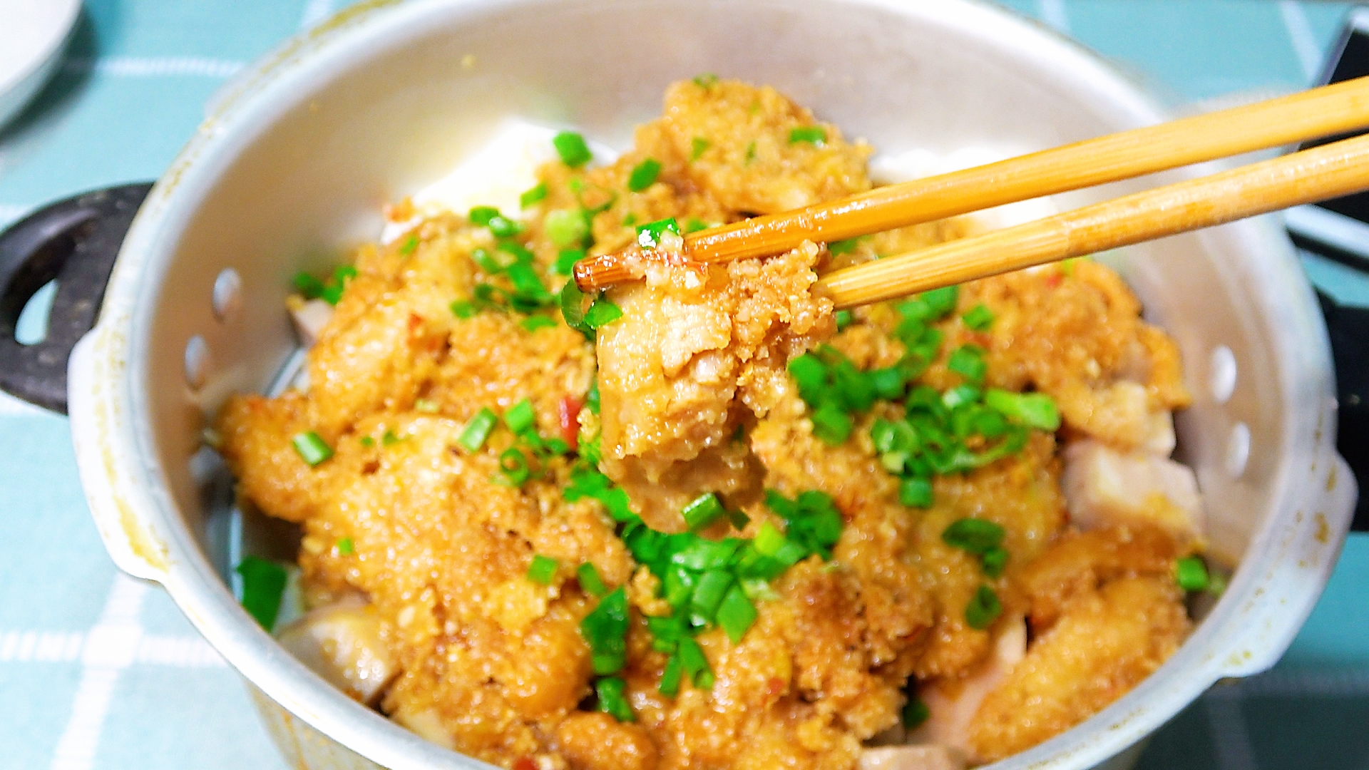 五花肉放锅里烫一下去除毛腥味,五花肉放锅里一蒸瞬间变美食