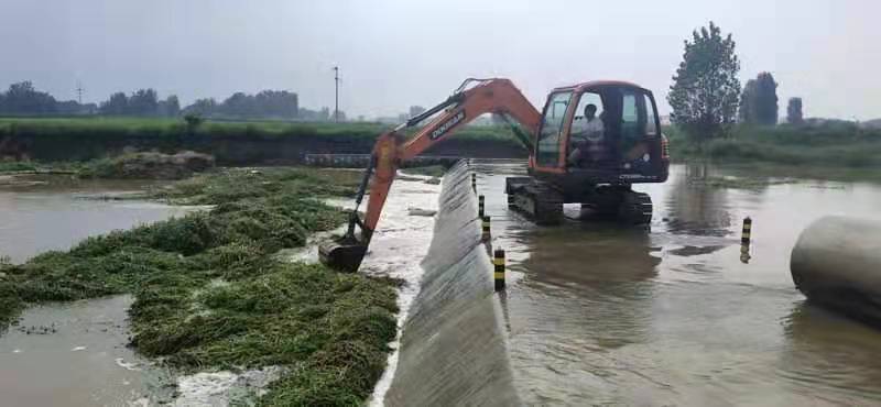 让党旗在防汛抗洪一线高高飘扬,党徽在防控一线熠熠生辉