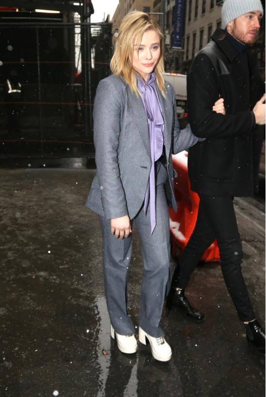 衣服外搭中长款怎么打结好看,流行服饰的搭配技巧有哪些