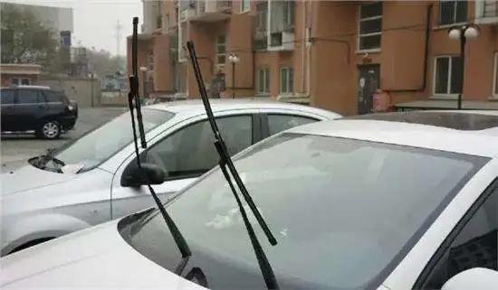 雨刷器刷过玻璃模糊,雨刷器刷完玻璃模糊怎么回事