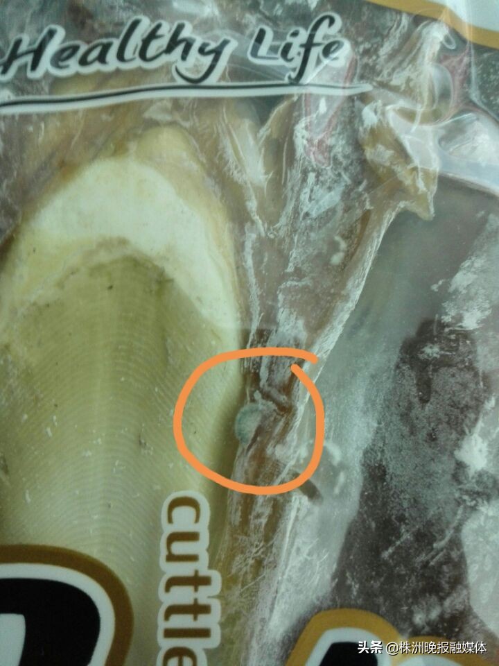 株洲女士：在“大润发”买的墨鱼干竟有霉斑