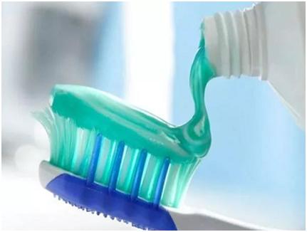 运动鞋橡胶白边变黄洗白小妙招,运动鞋的白边部位变黄怎么清洗