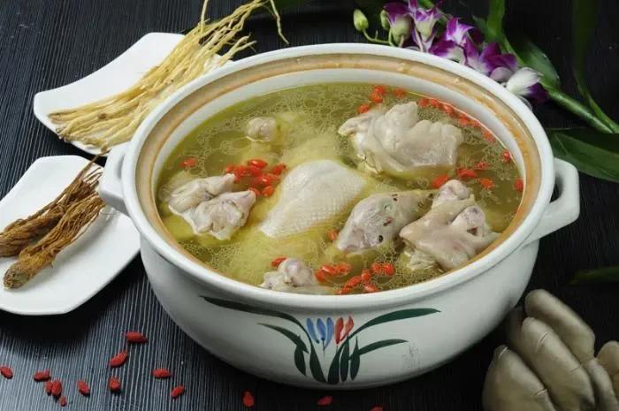 秋季养生鸭汤清燥润肺,鸭子煲什么健脾祛湿