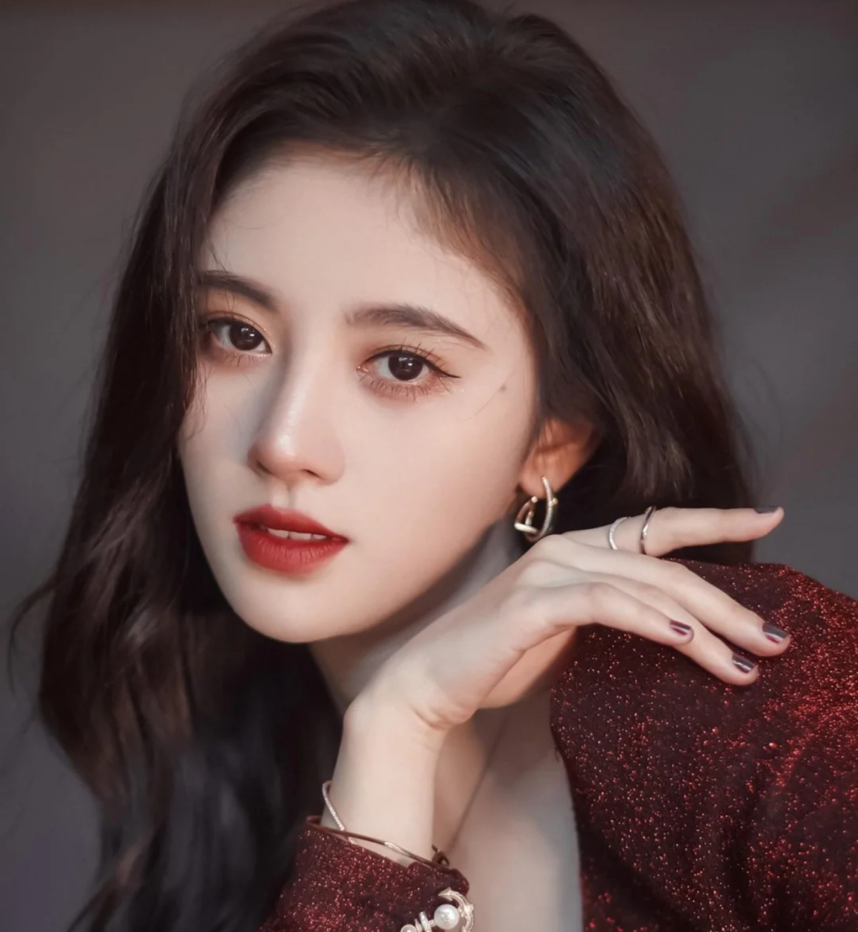 前额头发稀疏秃头适合什么发型,适合秃头少女的发型中长发