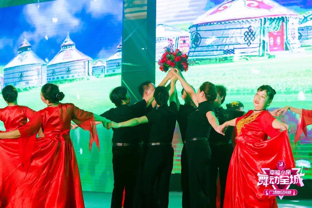 大妈们参加广场舞比赛,春晚广场舞比赛