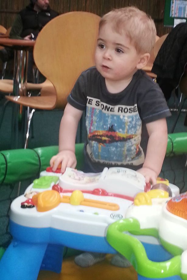 五岁英国残疾男孩,英国5岁小男孩被虐待致死