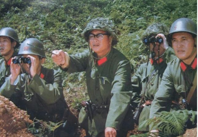 1981年*小平邓**检阅华北大演习，一人脱颖而出，邓公：此人重点培养