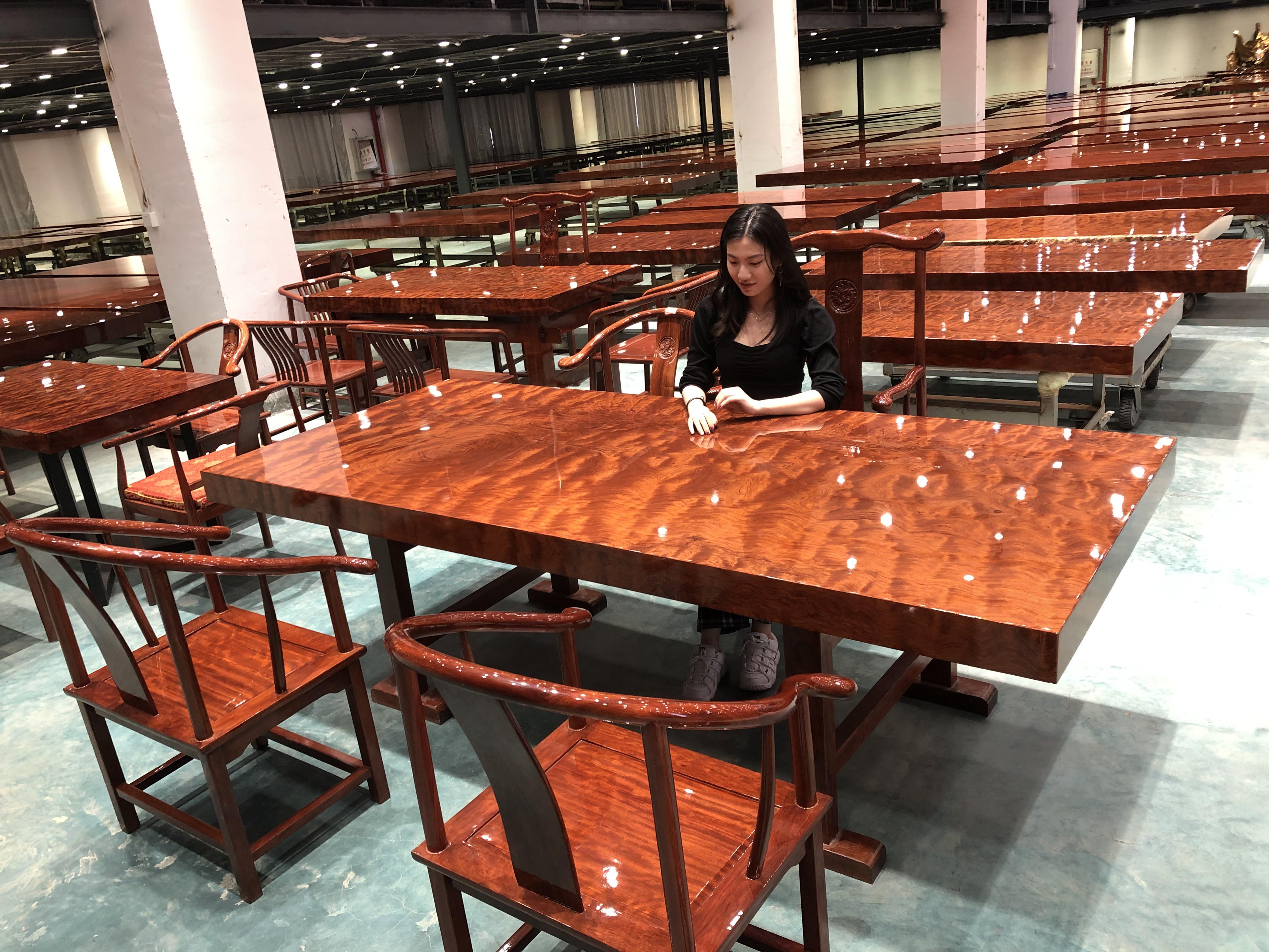 苏州家具城土豪桌*局骗**！8万天价桌出厂就9千，原料极像棺材板