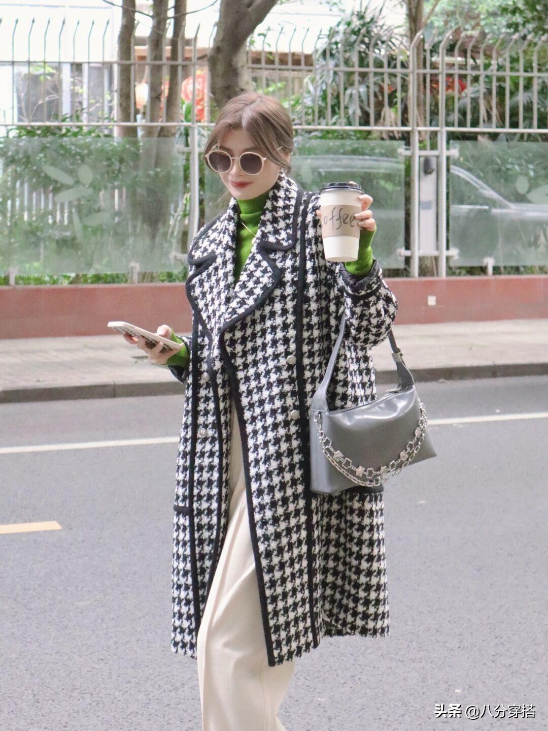 冬天“千鸟格大衣”怎么穿才高级？看看这些穿搭示范，保暖又显瘦
