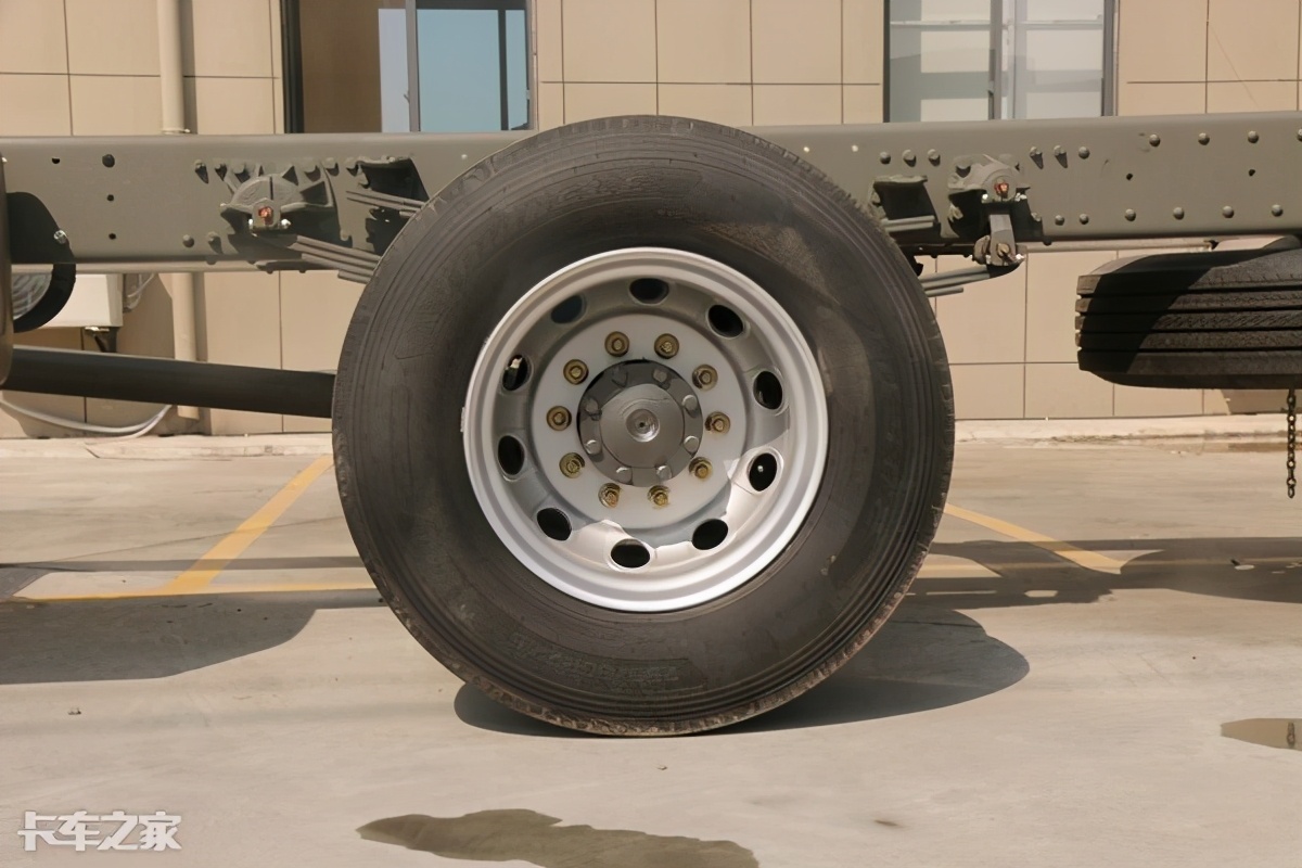 汕德卡600升双腔油箱,600升双腔油箱