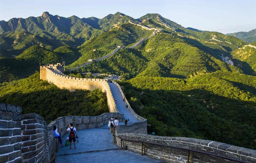 描写长城雄伟壮观的段落500字,形容长城壮观与雄伟的美景