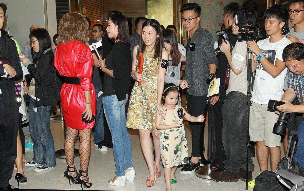 甘比穿搭,阔太太穿什么衣服显年轻