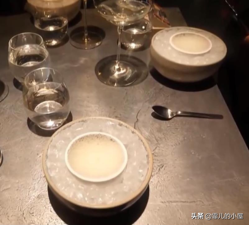 两年都预定不到座位的黑暗料理餐厅“炼金术士”，生吞金鱼的吃货