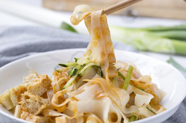 凉皮夏天怎么做,怎样在家做凉皮又筋道又好吃