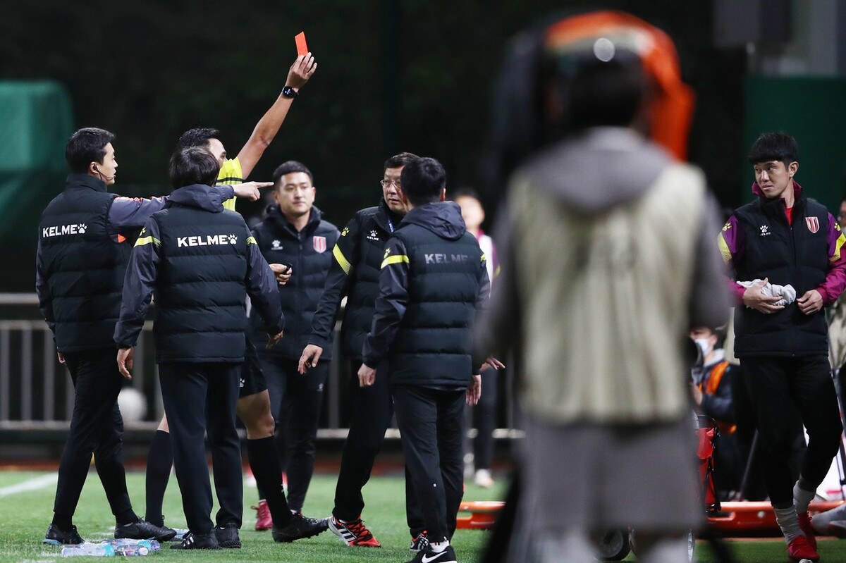 红牌罚下恒大,恒大全场粗野犯规却不见红牌