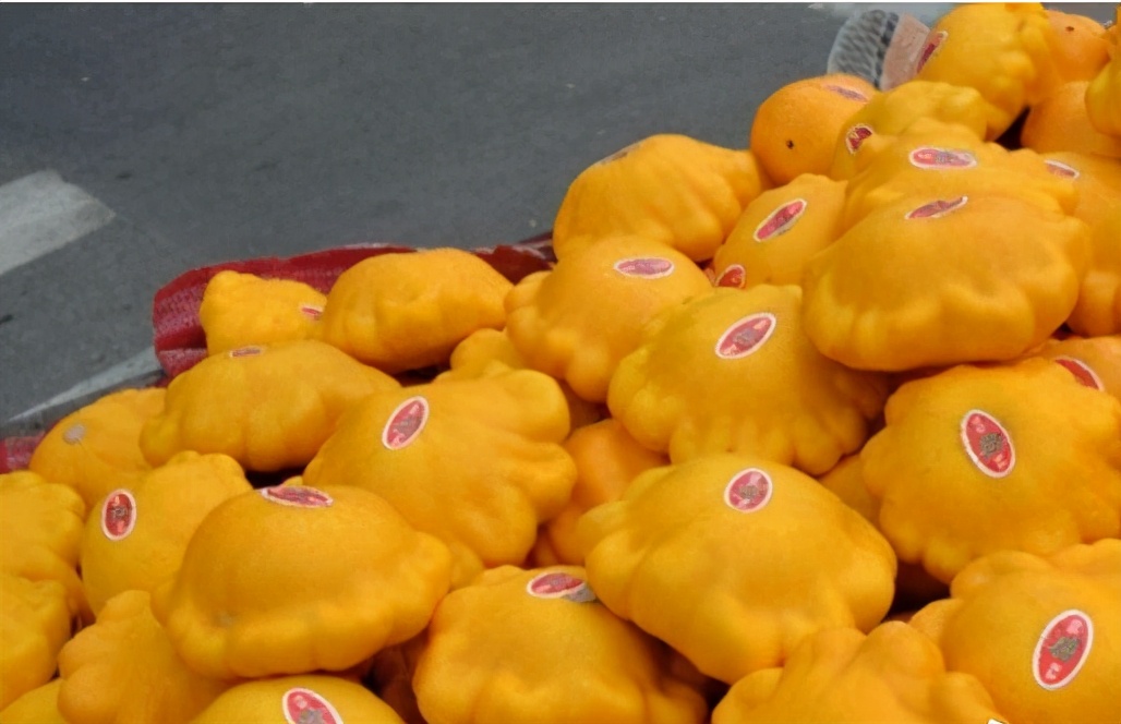 通体金黄，形似莲花，常被当成“高档水果”售卖，便宜也别买