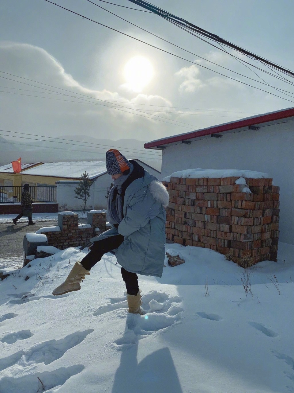 关晓彤穿粉红色羽绒服,关晓彤穿黑羽绒服