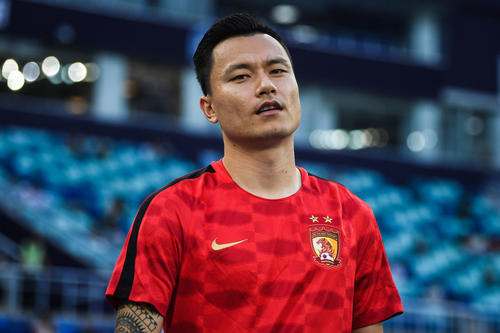 恒大名将离队！带美艳娇妻转战深圳租房生活，名下豪宅说扔就扔