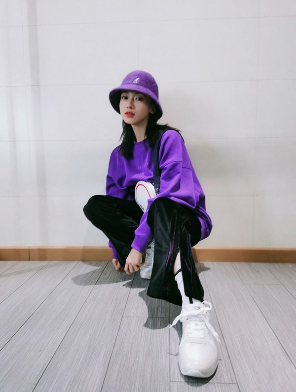 吴谨言冬穿搭,吴谨言真空露腹装超吸睛