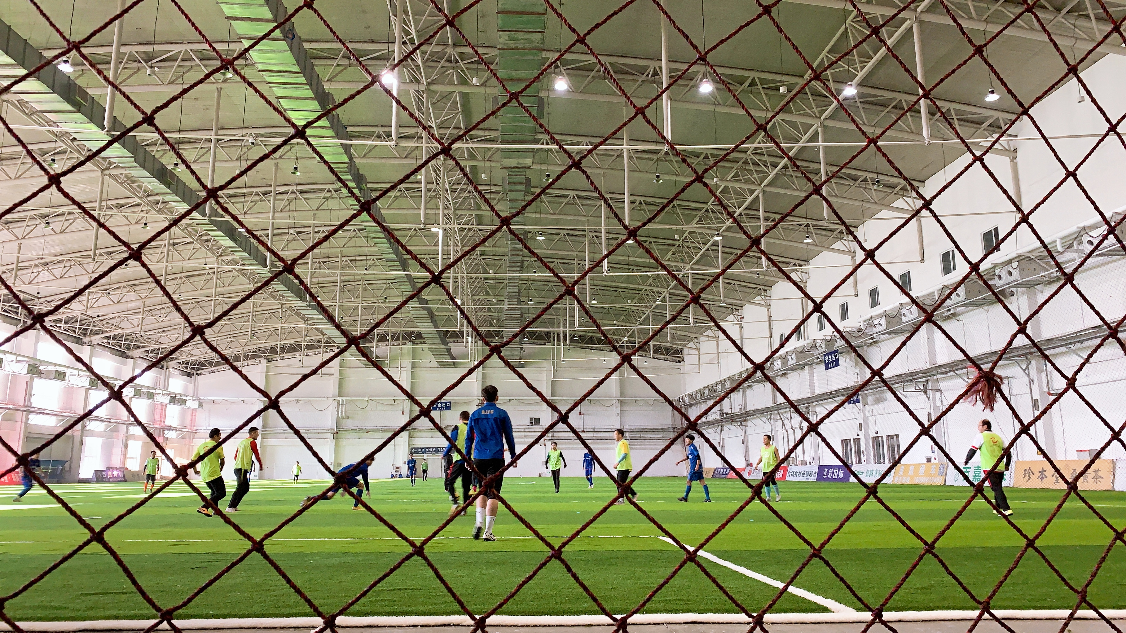 在东北冬天里，在室内踢11人制比赛，且还有地暖，中乙百嘉做到了