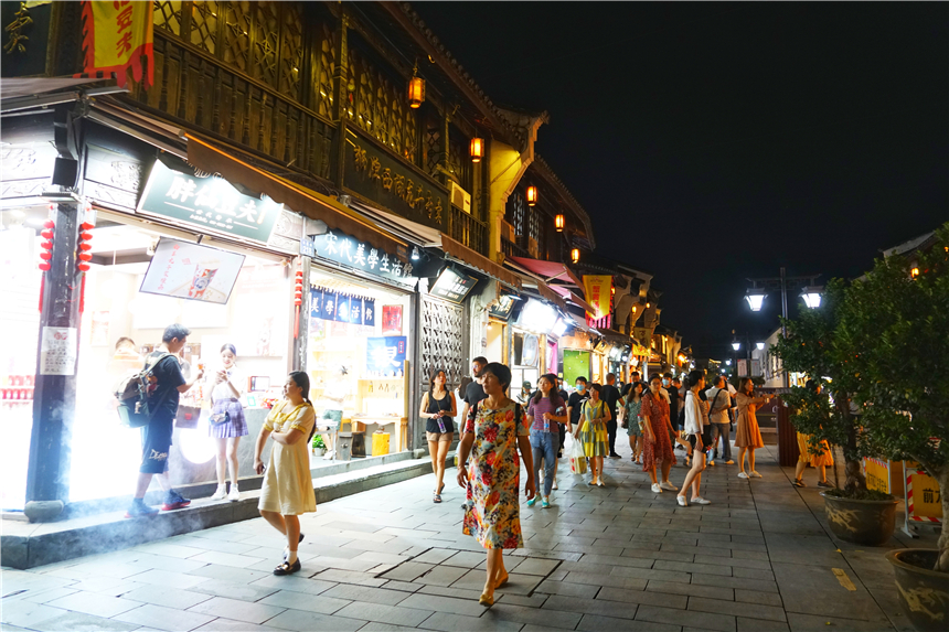 杭州最繁华的步行街，被誉为杭州的皇城根儿，是游客最爱来的地方