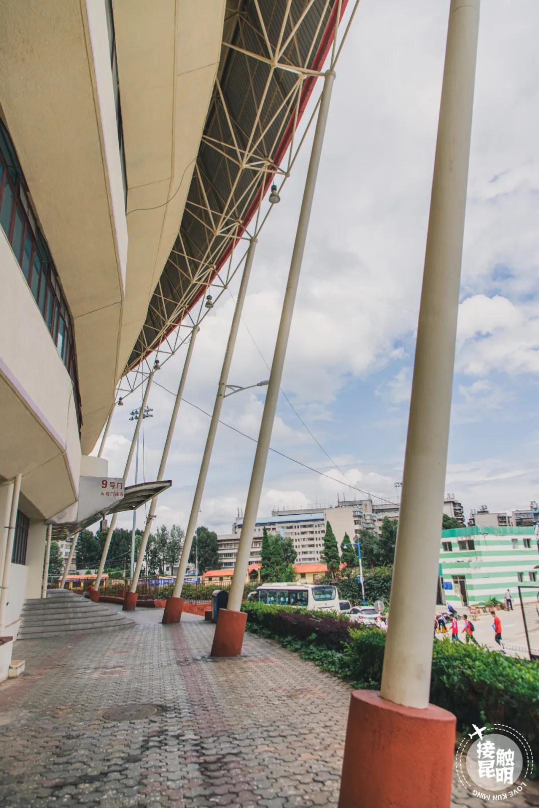 一座昆钢城半部云南史,昆明拓东体育馆和贺龙体育馆