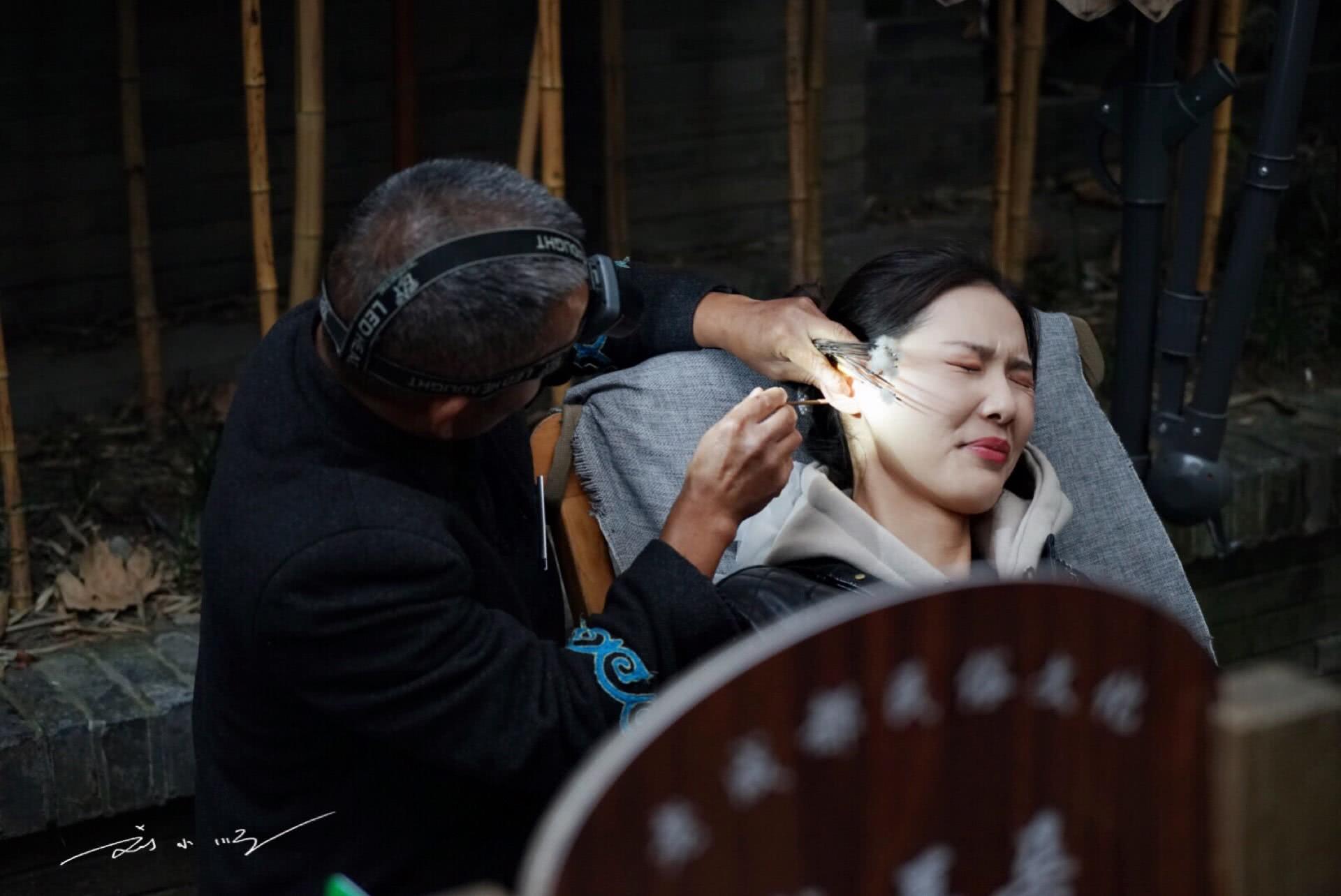 实拍成都最贵的街头服务，10分钟收费100元，游客吐槽：坑人！