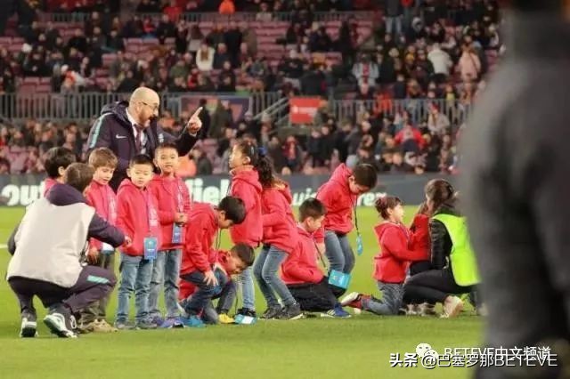 华人小球迷与梅西、苏亚雷斯等巴萨巨星共同庆祝新春佳节