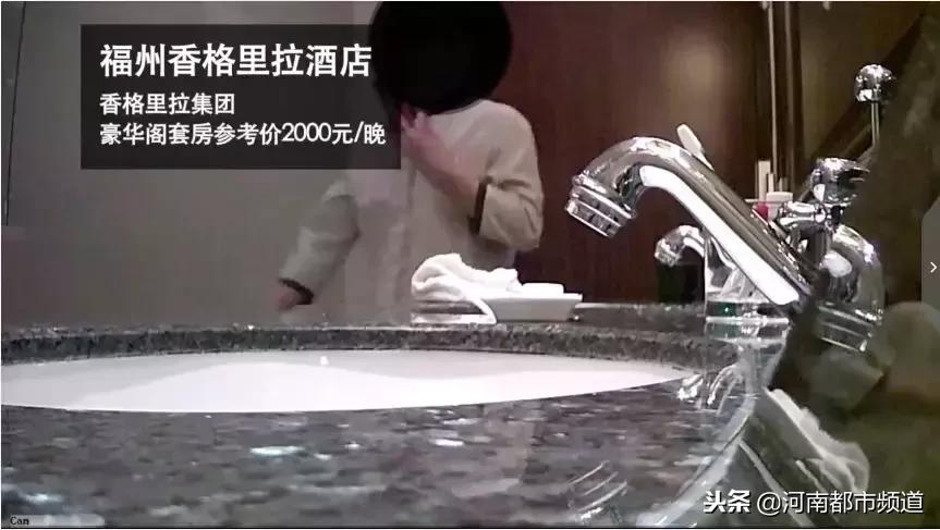 宾馆保洁用浴巾擦马桶,五星级酒店清洁工用浴巾擦马桶