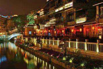 一池荷叶碧两岸荔枝红的意思,一湾湖水绿两岸荔枝红