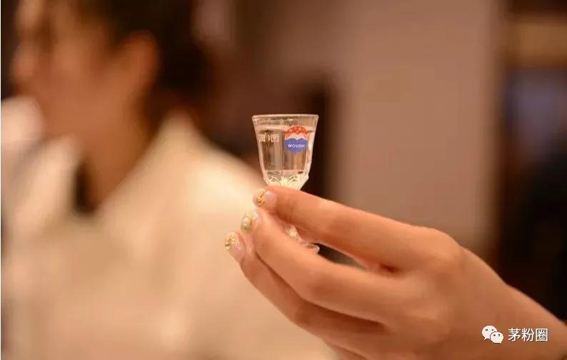 茅台酒的味道很难调出来吗,为什么茅台酒喝起来有点酸味