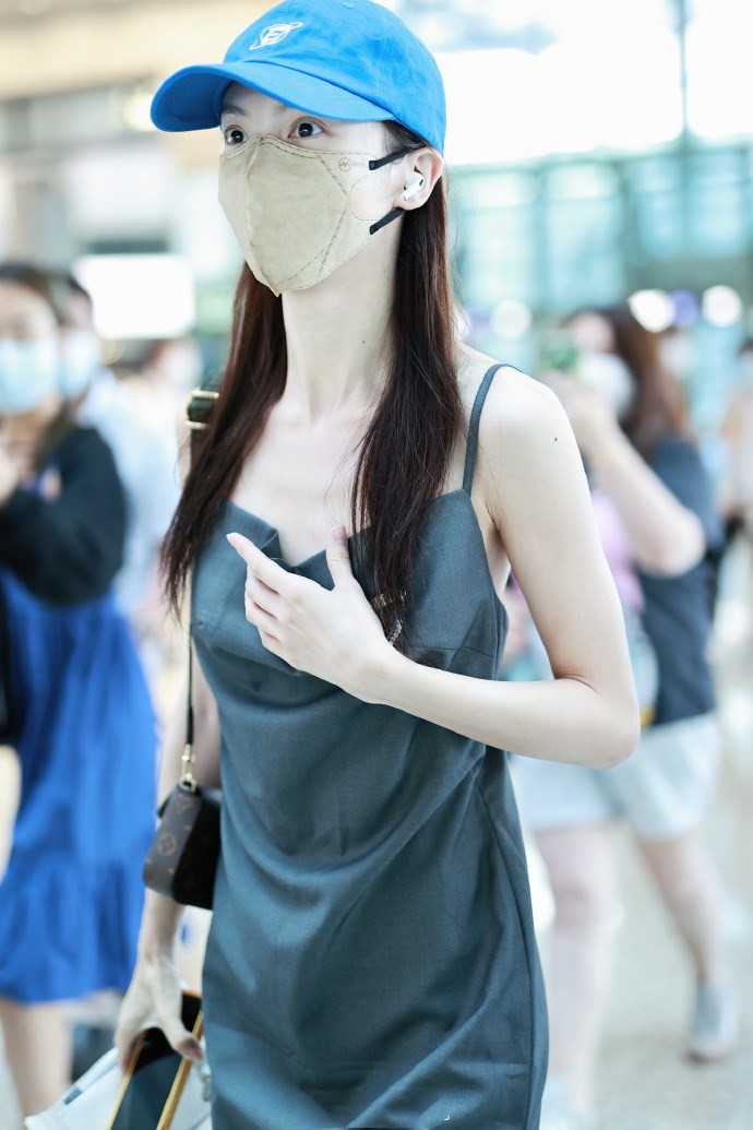 金晨真的太瘦了，穿吊带裙现身领口耷拉，走路还得拿手遮太尴尬