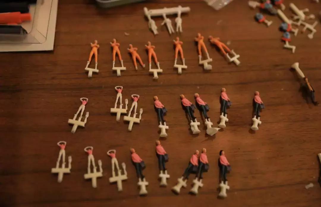 小伙在家制作模型月入过万,手工给小人上色