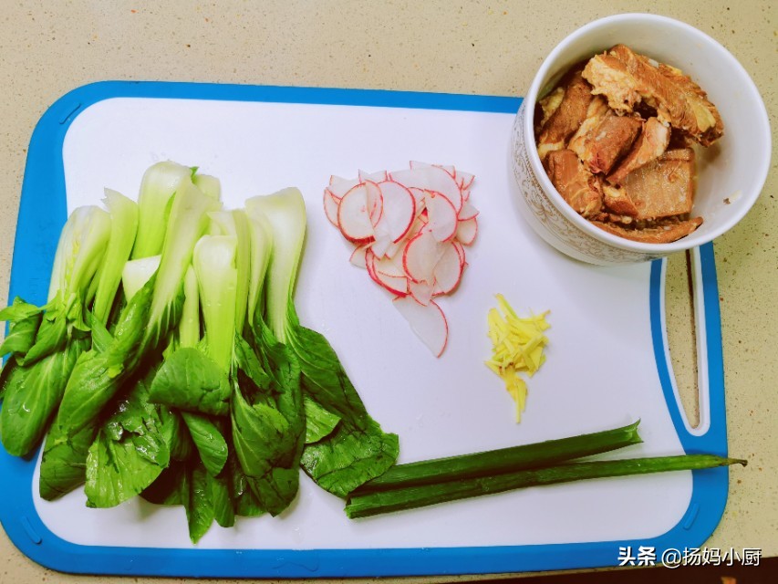 一清二白三红四绿五黄打三个字,一清二白四绿五黄