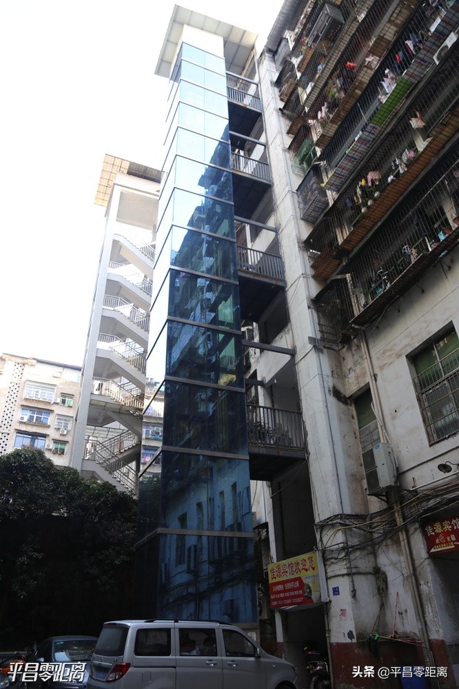 老旧小区加装外挂电梯的弊大于利,带平台的老旧小区怎么加装电梯