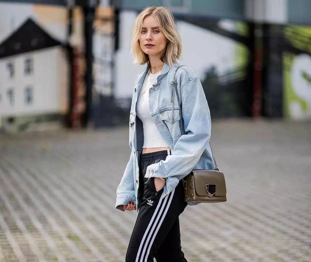 秋天换季内搭怎么选？选对一款白色打底衫，轻松承包多款造型