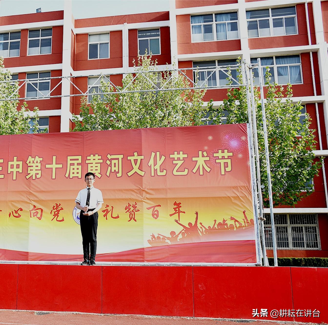 这样的他让我敬佩作文800字,特别的他初中优秀作文