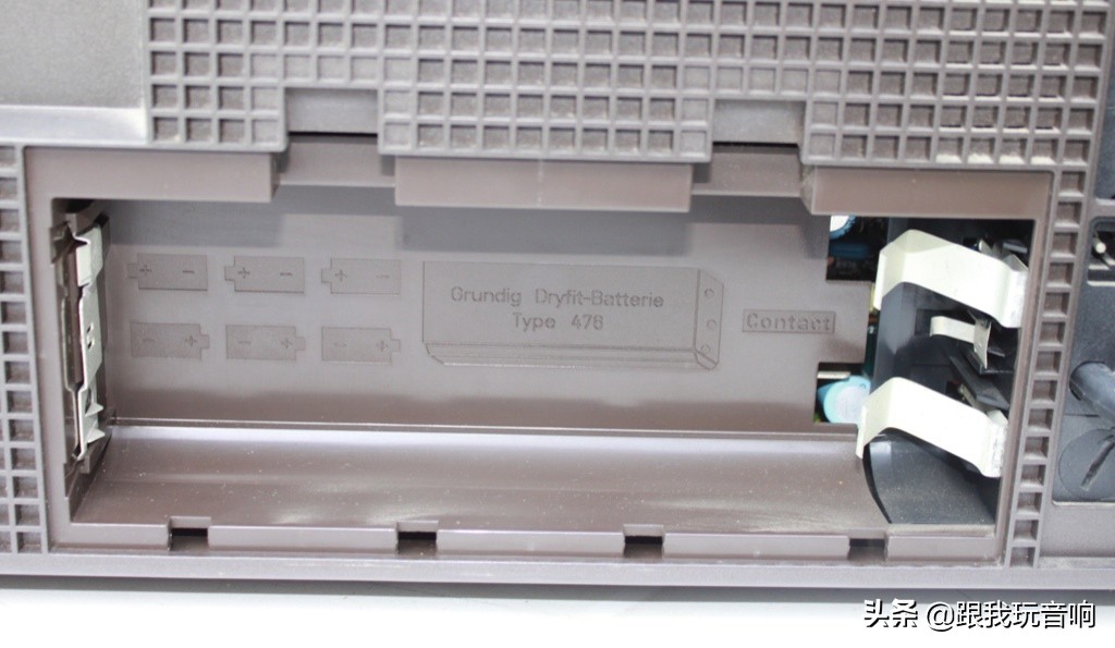 这是一款80年代根德公司推出的Satellit2400SL多波段便携式收音机