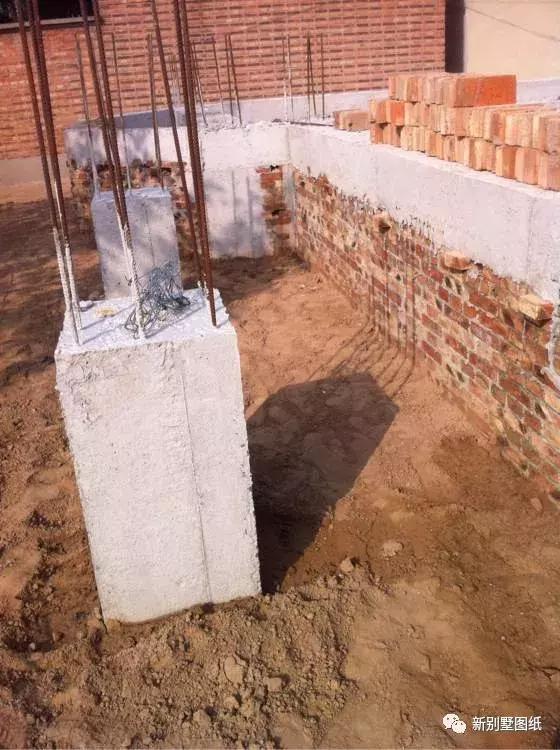 小伙盖三层农村别墅，占地150平米只花不到50万，你觉得怎么样？