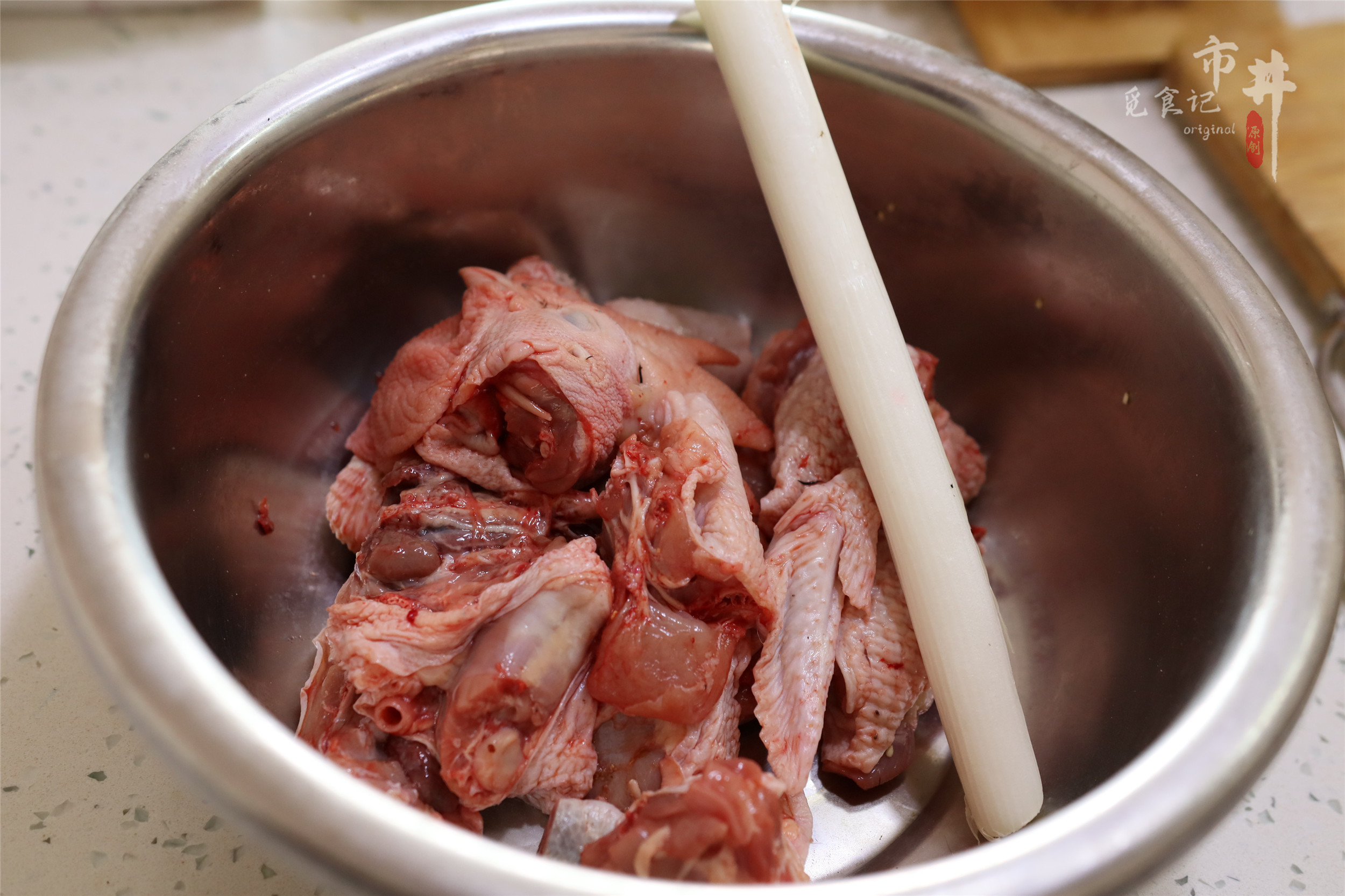 黄焖鸡怎么做汤比较浓鸡肉特别嫩,家常版黄焖鸡做酱和焖是关键